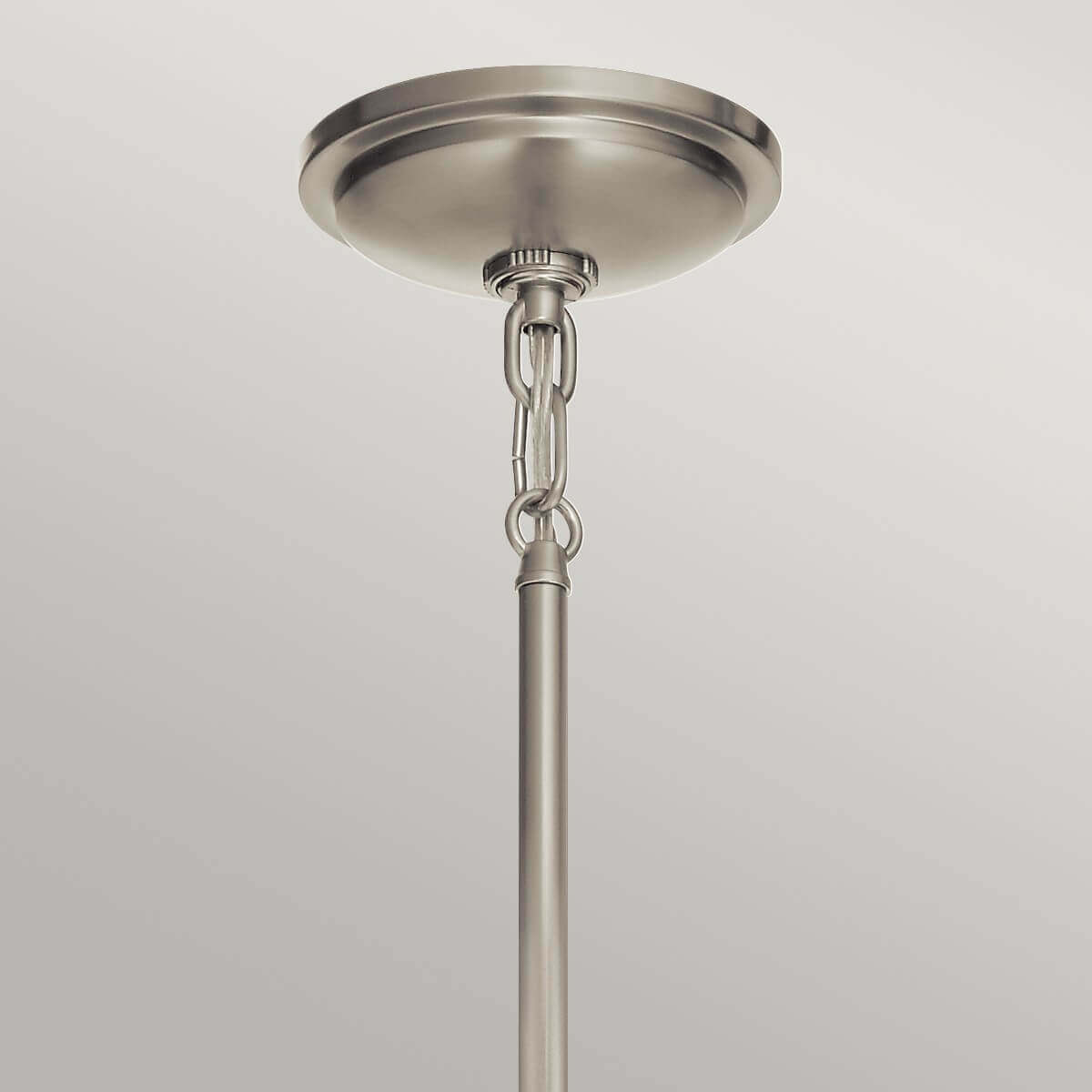 Détail de la rosace de plafond, chaîne et tige de fixation nickel satiné