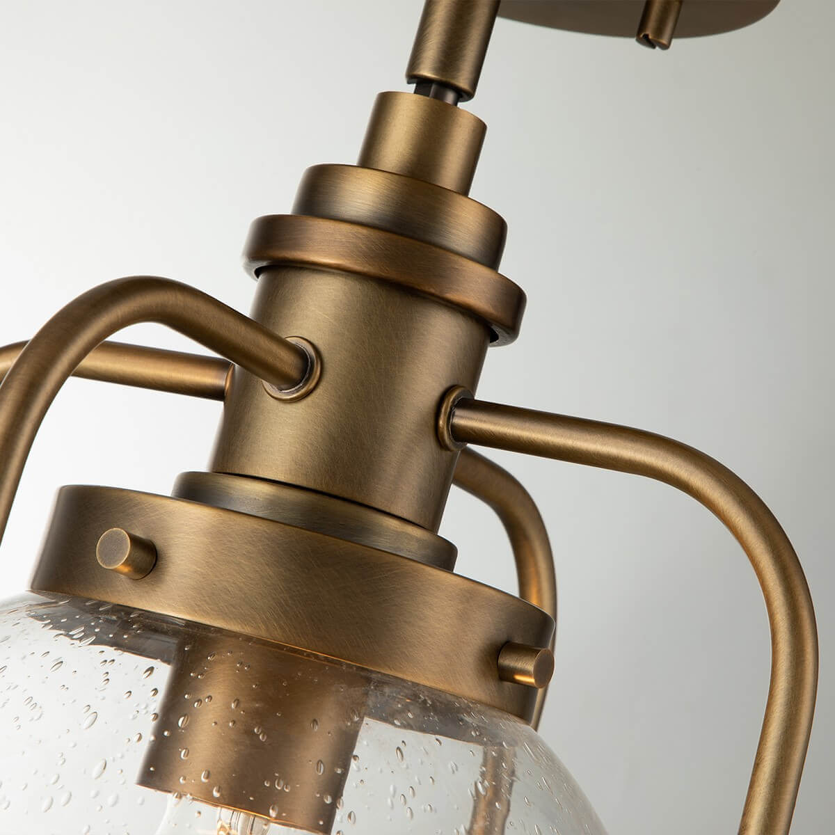 Zoom sur le collier, les bras incurvés et le culot de l'ampoule
