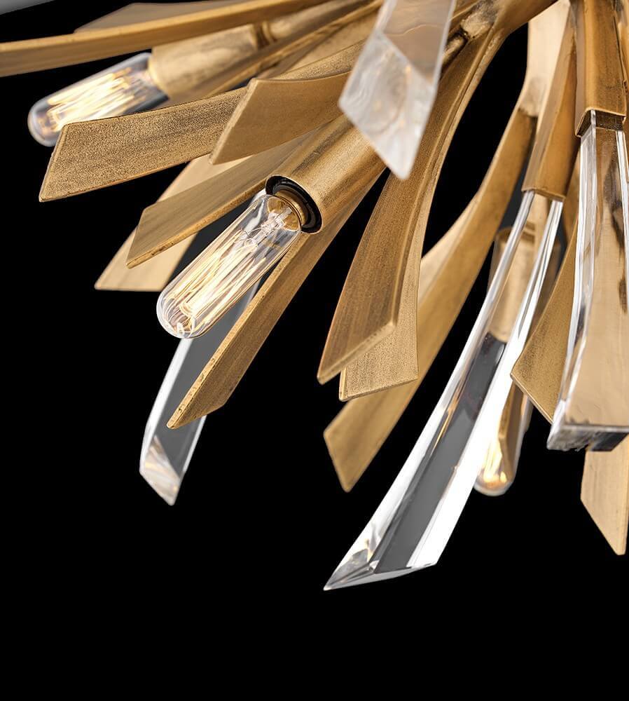 Détail des pointes de cristal et feuilles dorées avec ampoules allumées