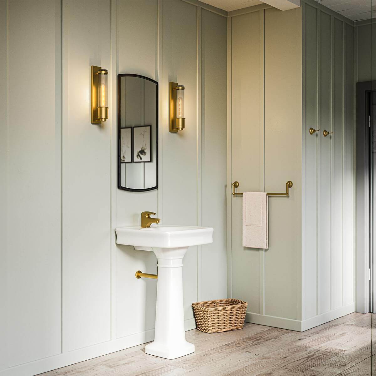 Mise en ambiance salle de bain avec deux appliques encadrant un miroir mural
