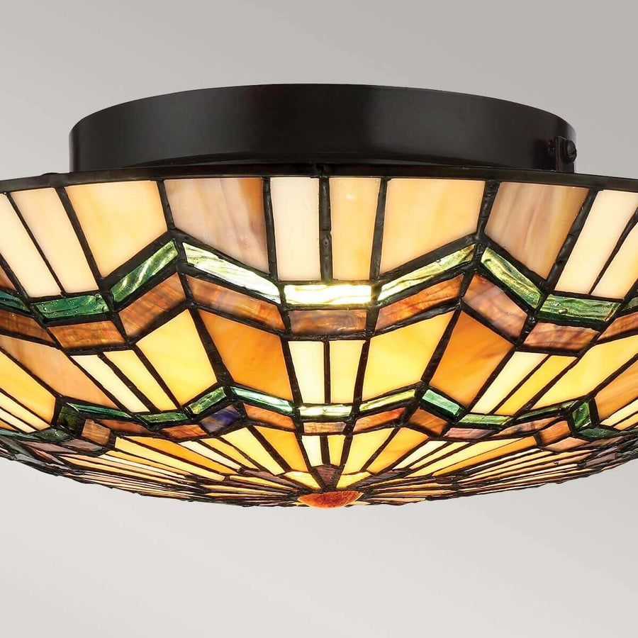 Détail de la collerette bronze fixée au plafond et du verre lumineux