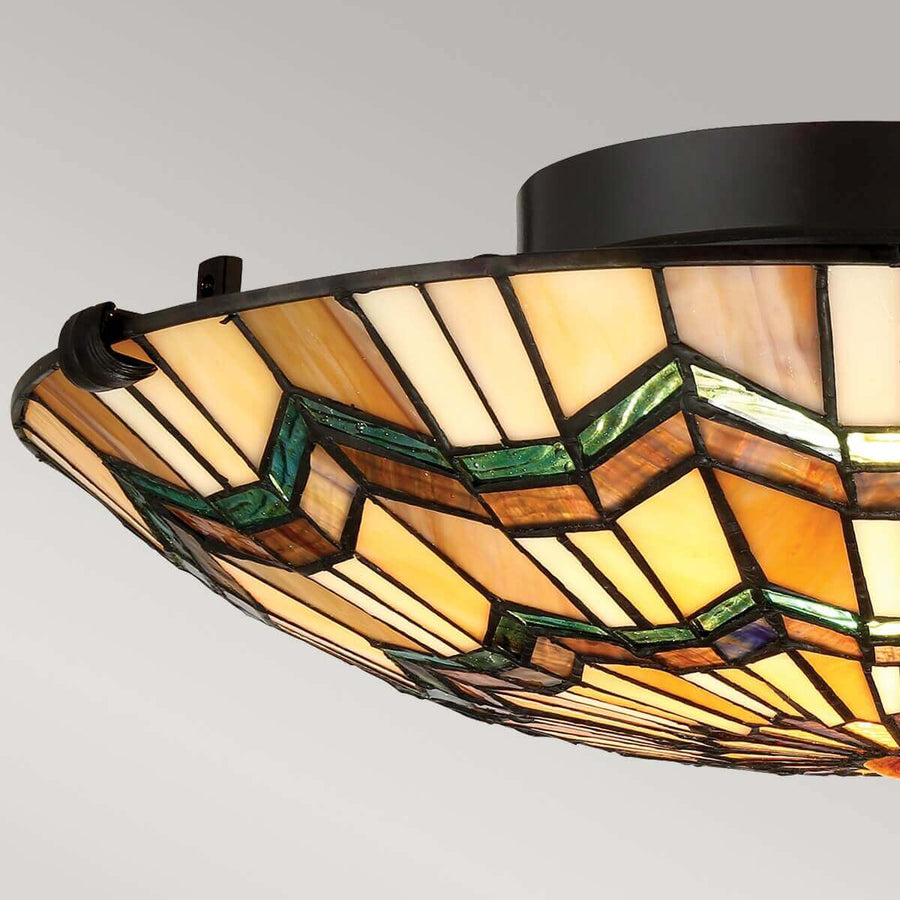 Vue rapprochée de la bordure et des attaches du diffuseur en verre
