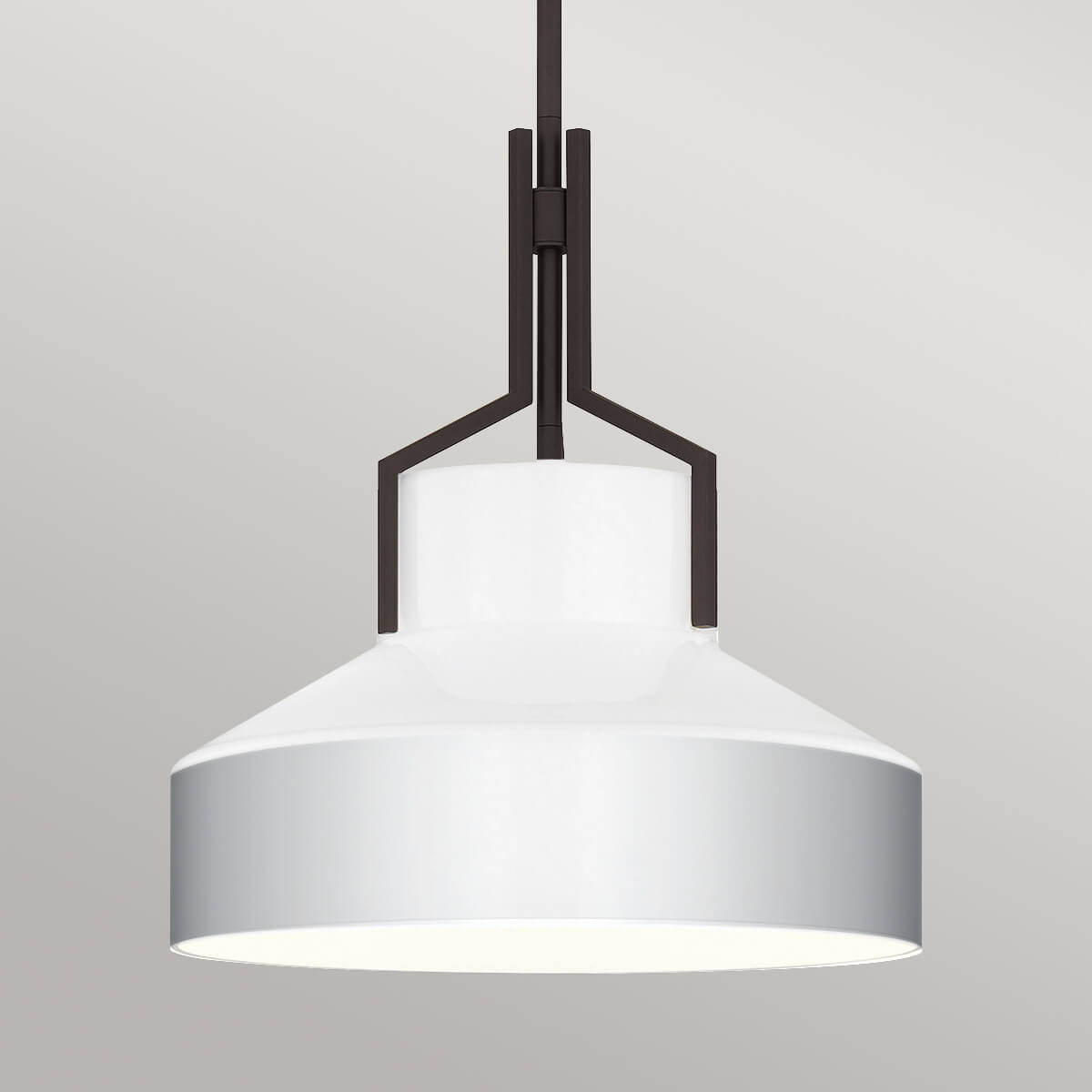 Gros plan sur le diffuseur en verre opale et sa monture métal bronze.
