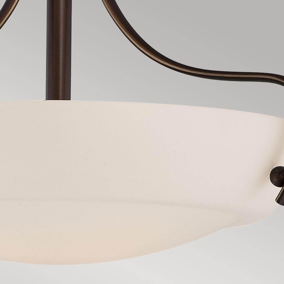 Détail de la vasque en verre crème et de la tige centrale