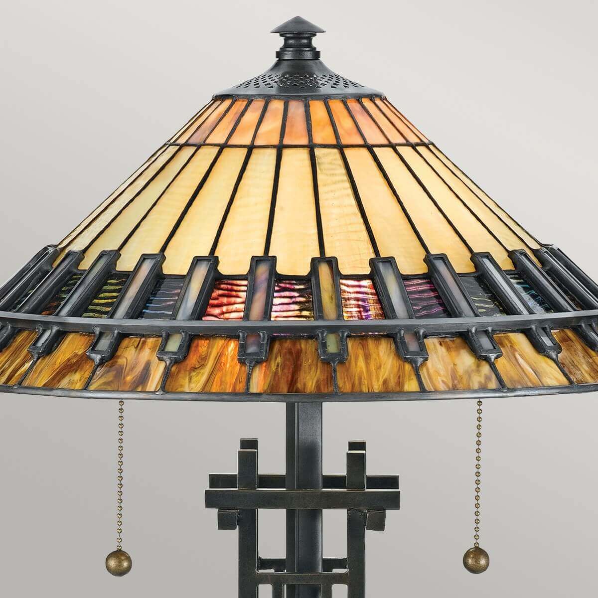 Détail du sommet de l'abat-jour : finial, verre tiffany et chaînettes à billes.
