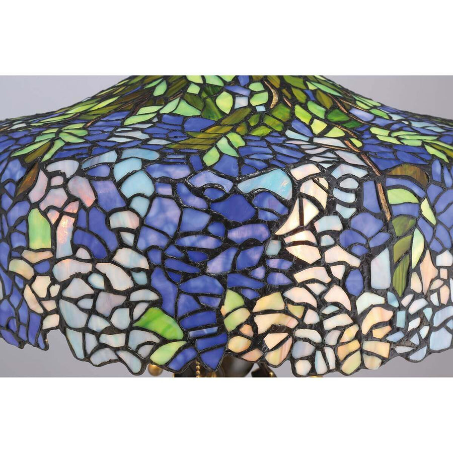 Gros plan sur la mosaïque de verre bleu, vert et ivoire sertie de plomb.