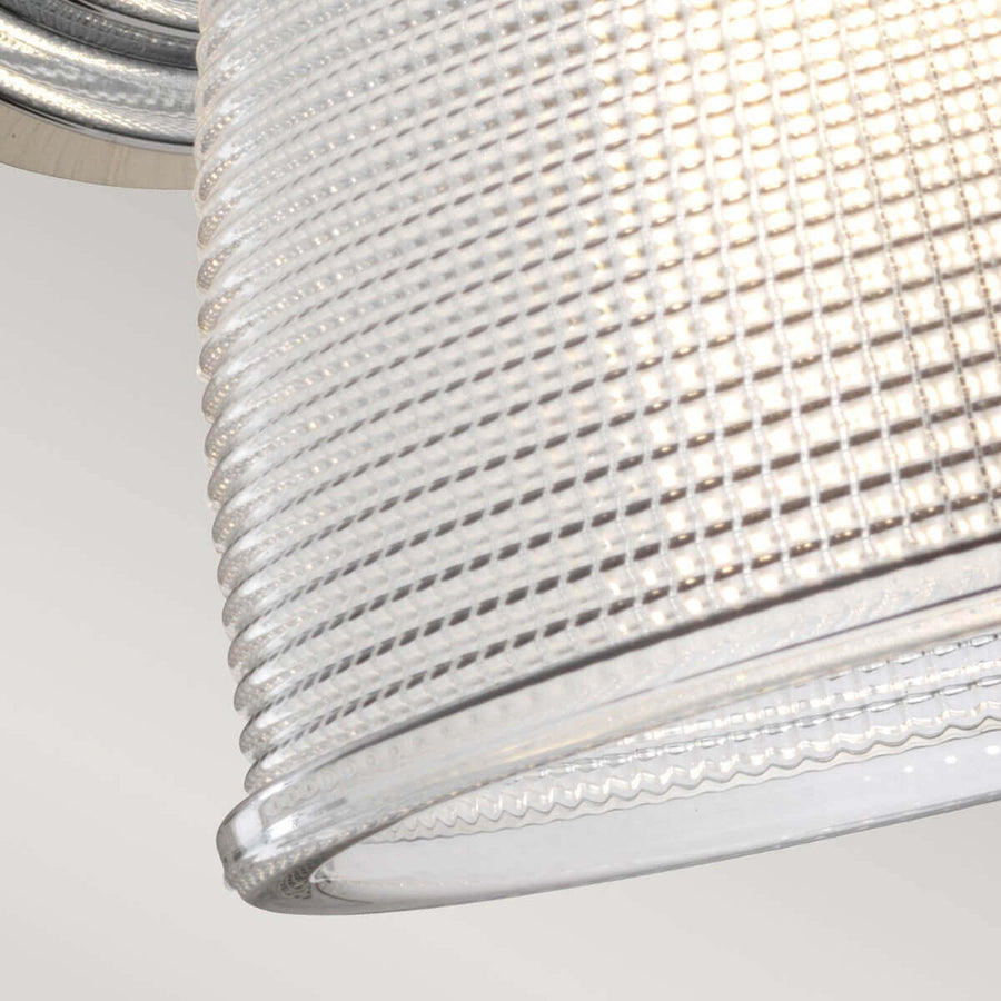 Détail du bord inférieur du verre strié diffusant une lumière chaude