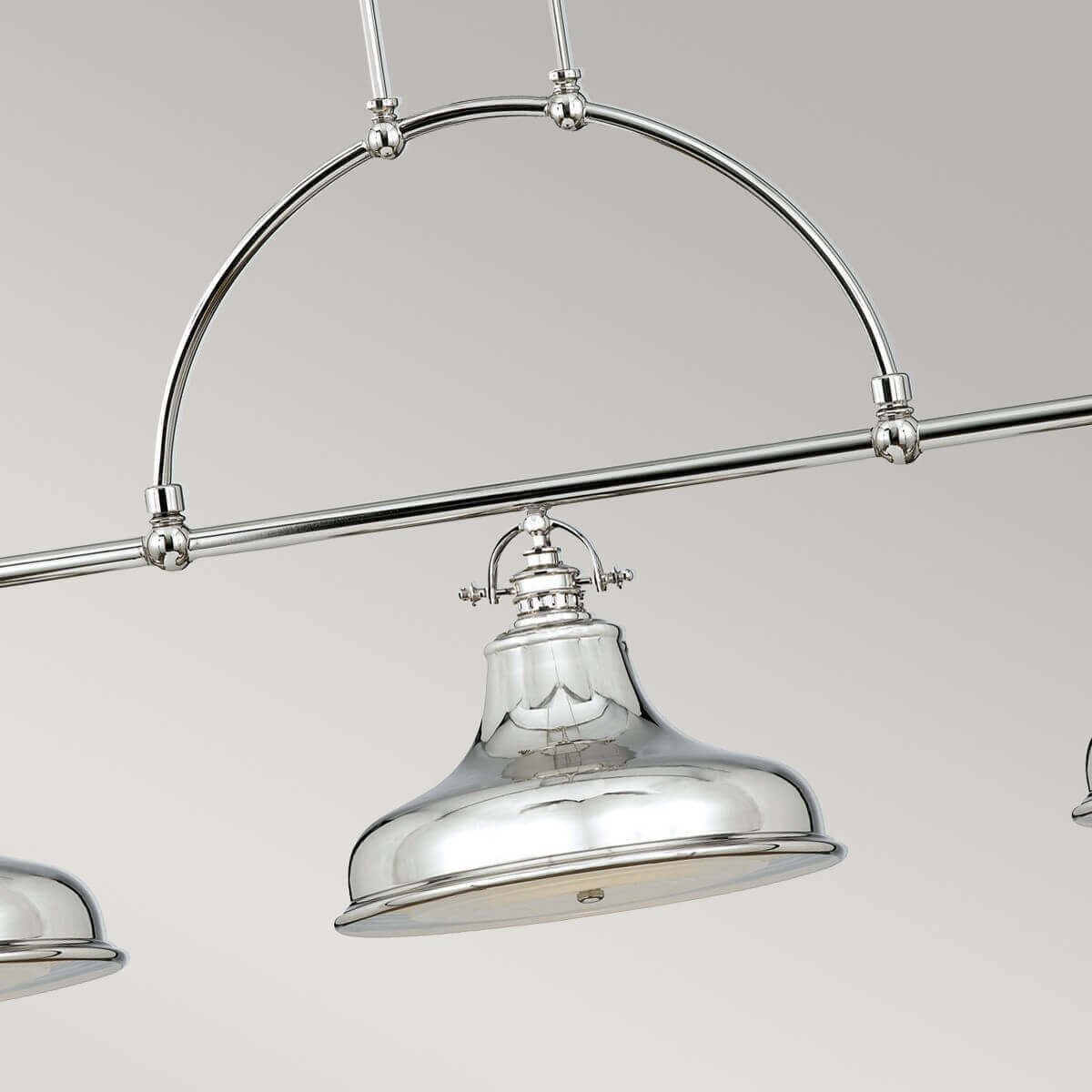 Détail de l'abat-jour central en verre et de l'arche métallique chromée