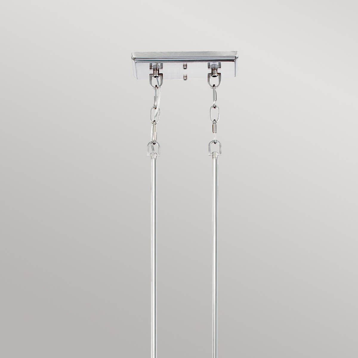 Détail de la fixation au plafond avec chaînettes et tiges de suspension