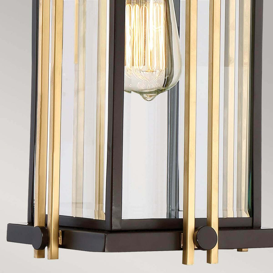Détail du bas de la lanterne avec montants dorés et verre strié