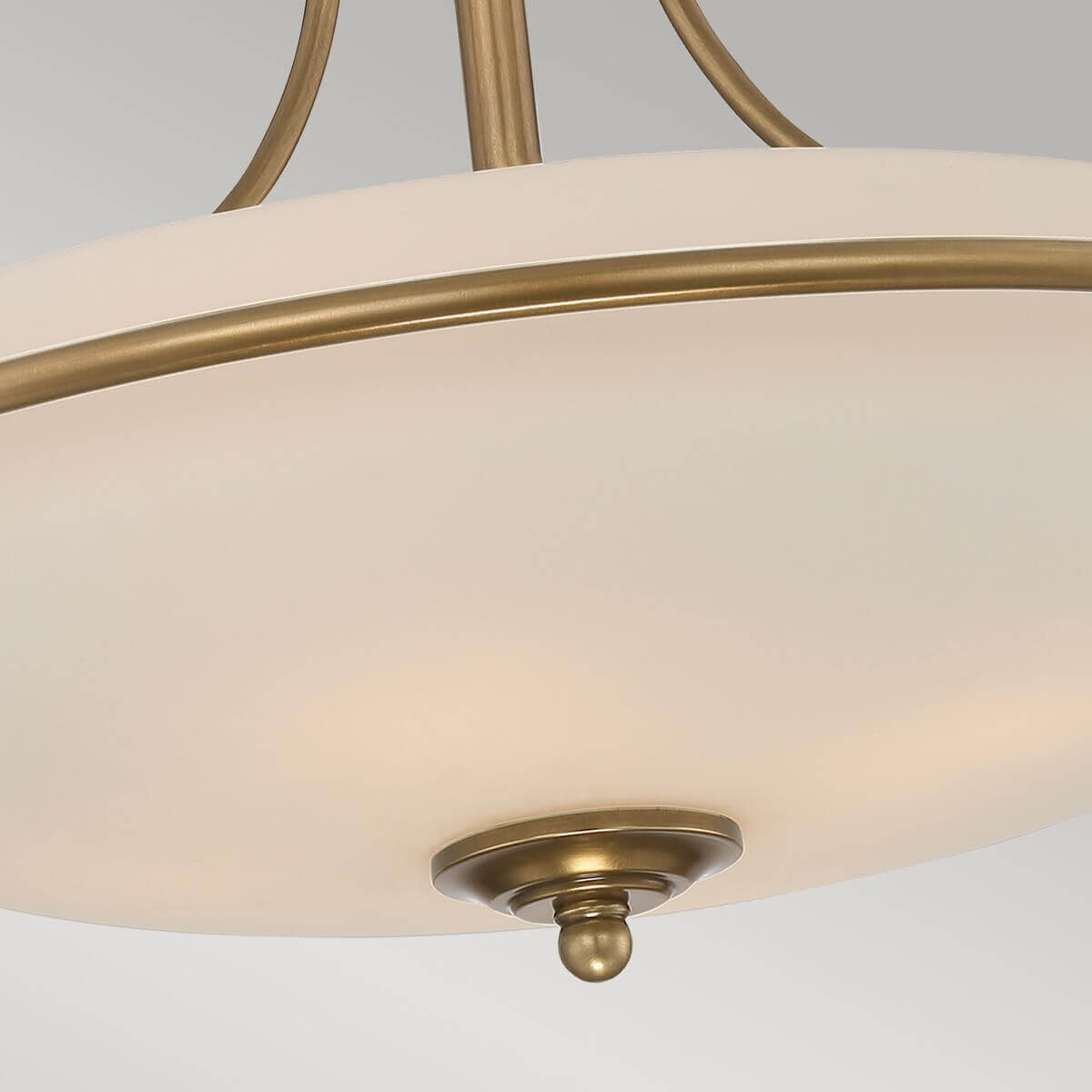 Détail du bas du luminaire avec la bille décorative en laiton sous le verre.