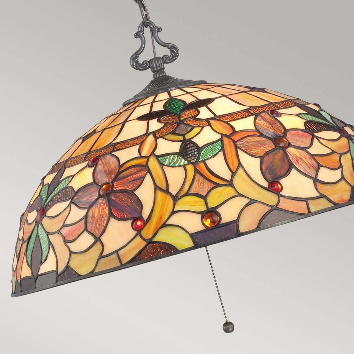 Détail rapproché du verre tiffany, fleurs colorées et tirer central