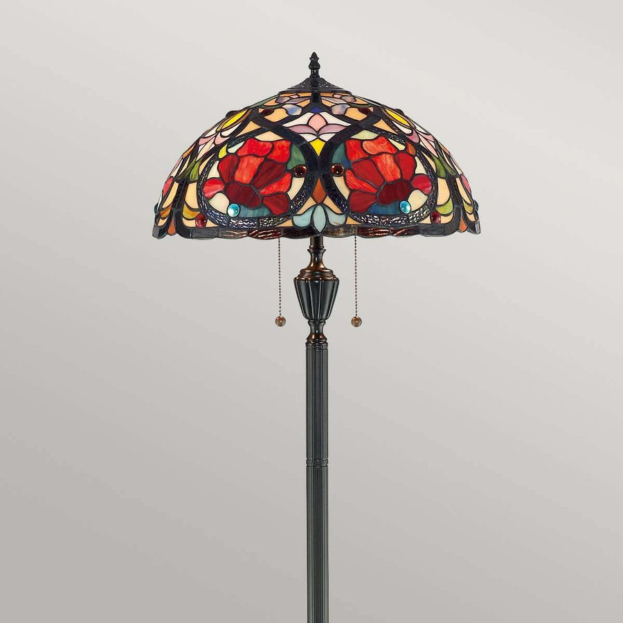 Gros plan sur l'abat-jour en vitrail aux motifs de roses rouges