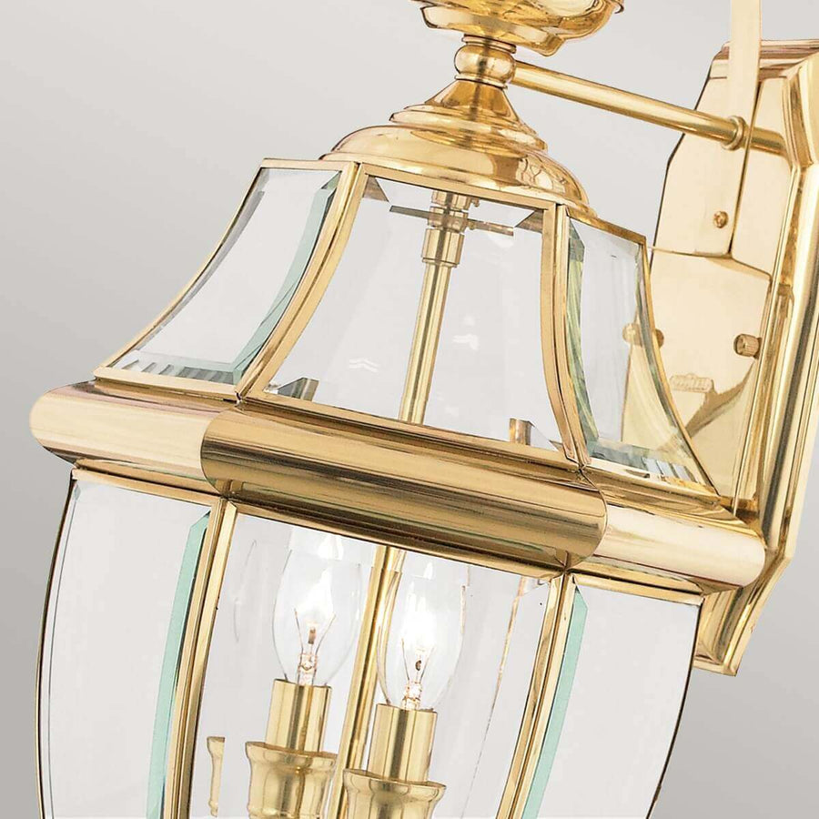 Détail du bras courbé et de la finition laiton poli, verre transparent.