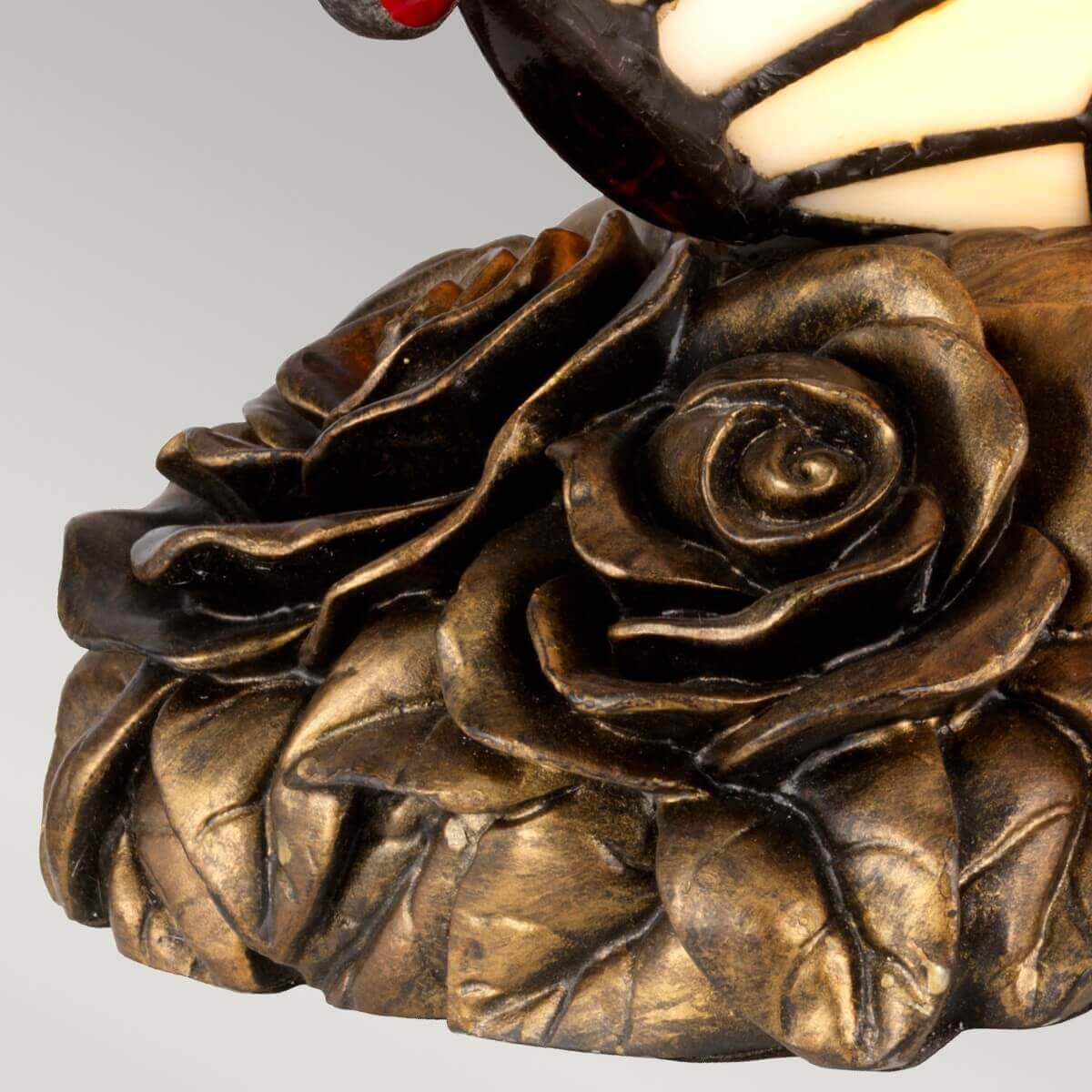 Détail de la base en bronze doré sculptée de roses et de feuilles