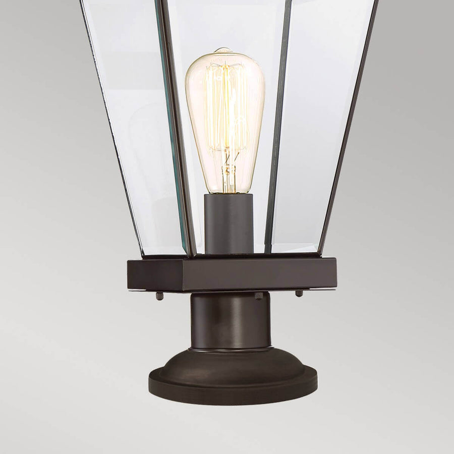 Détail de la base cylindrique bronze et du culot de l'ampoule Edison