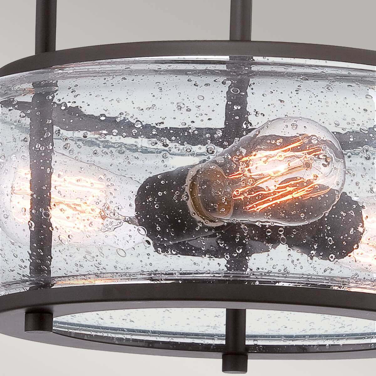 Vue rapprochée du verre bullé laissant voir deux ampoules allumées