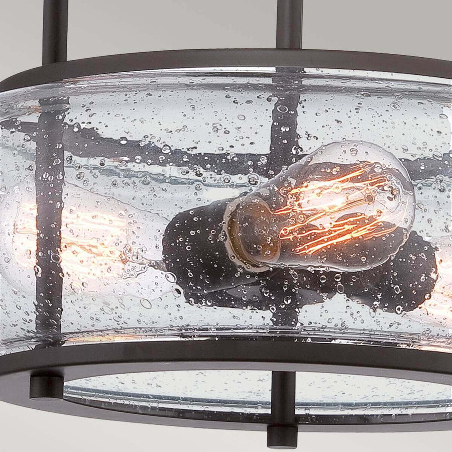 Vue rapprochée du verre bullé laissant voir deux ampoules allumées