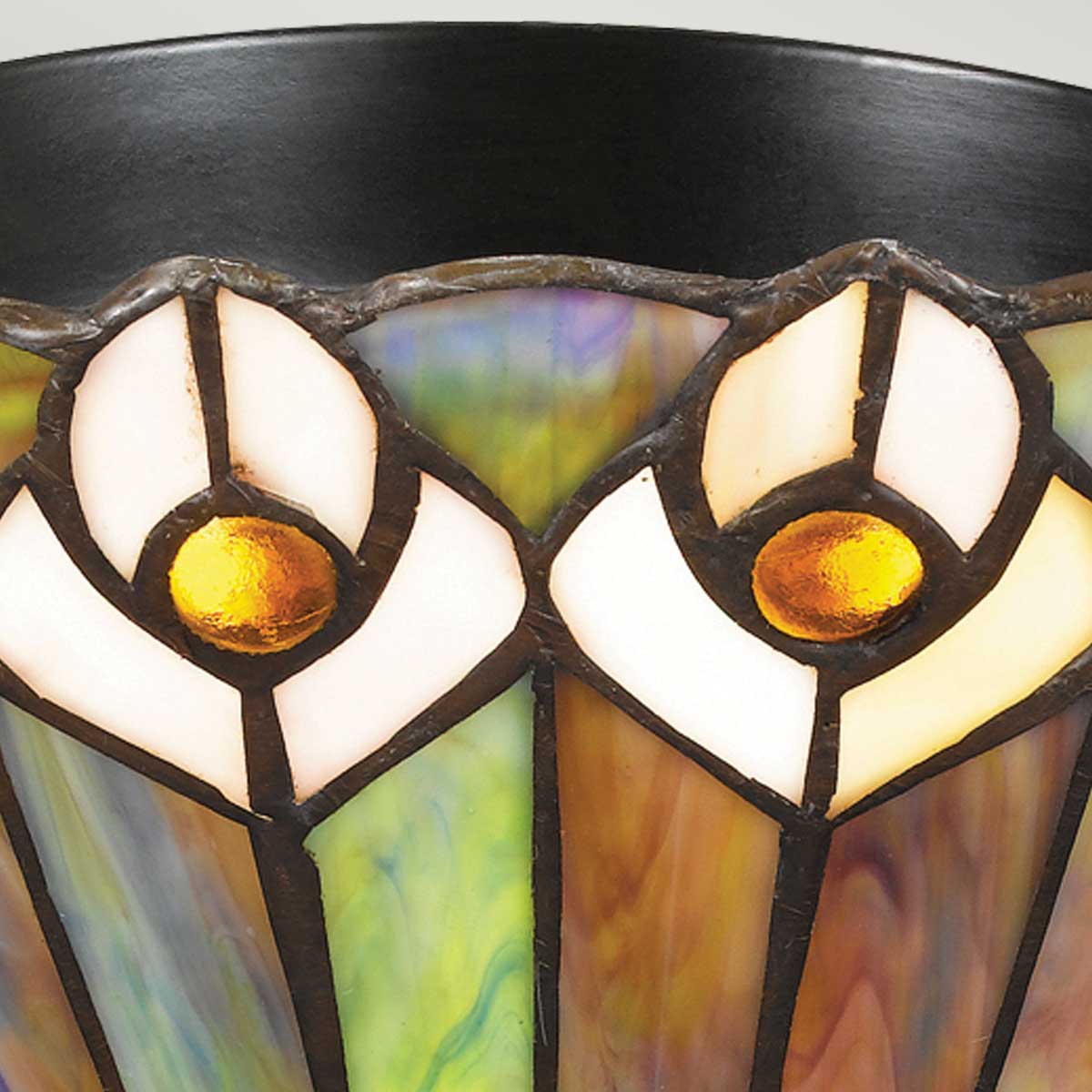 Détail rapproché du verre : pétales opalins, cabochons dorés et sertissage sombre