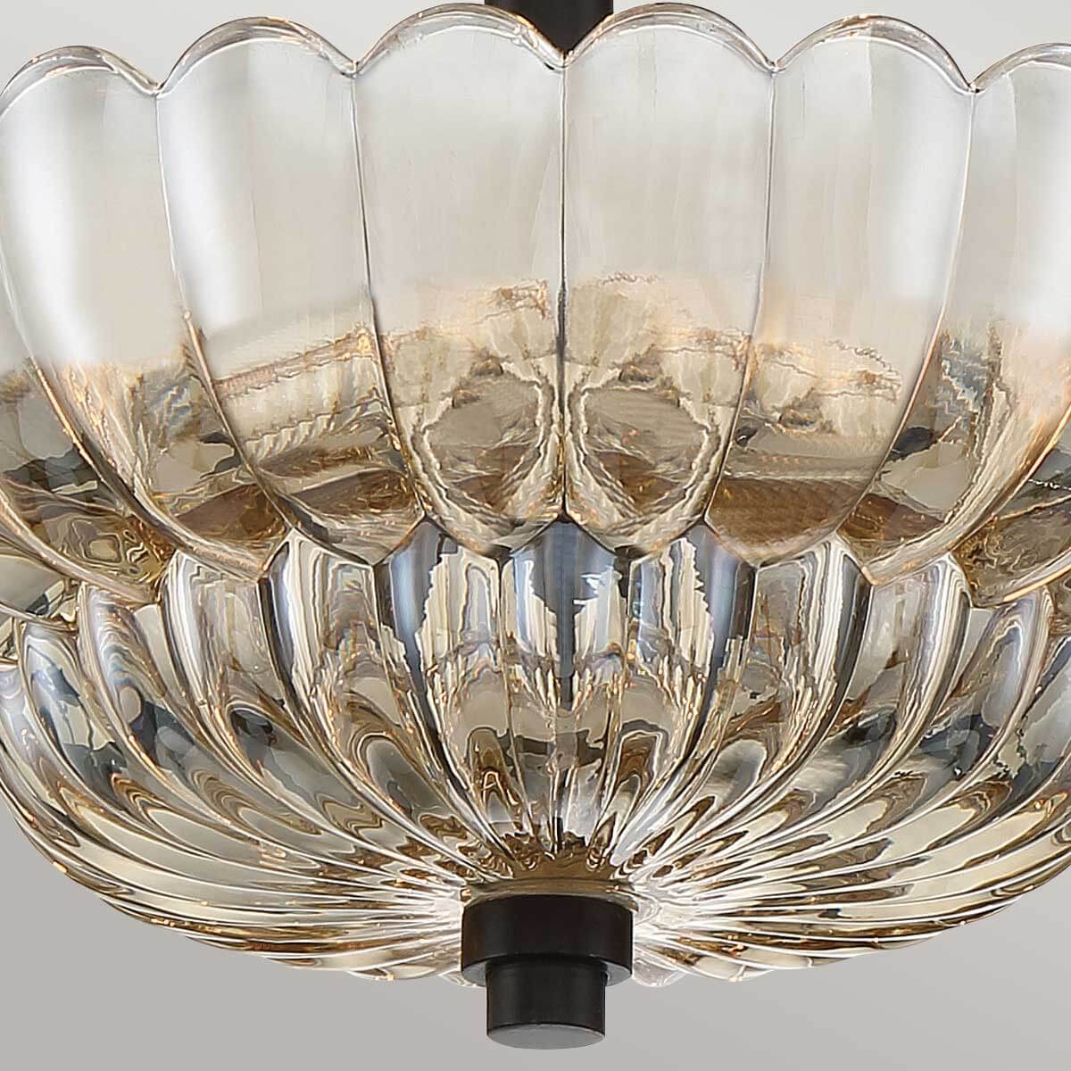 Gros plan sur les godrons du verre ambré et le reflet de la lumière
