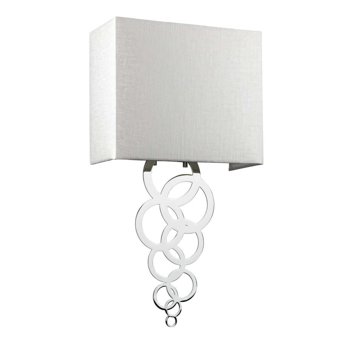 Vue rapprochée du luminaire mural, tissu écru et cercles métalliques brillants