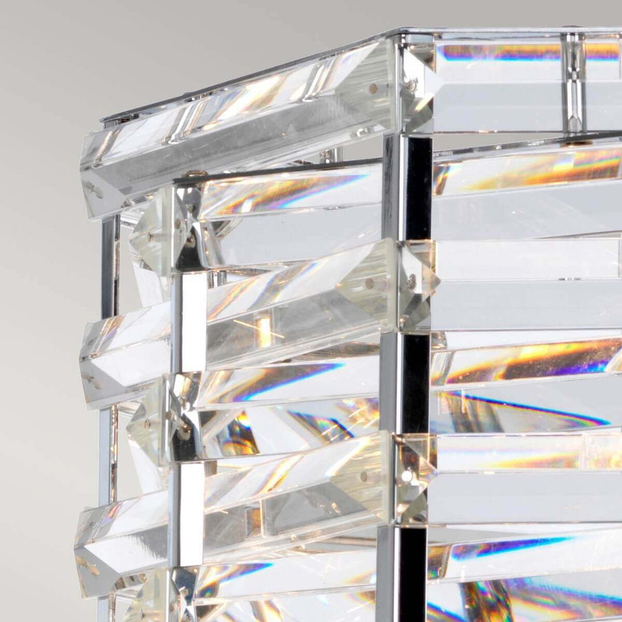 Gros plan sur les lames de cristal biseautées et reflets irisés de l'abat-jour