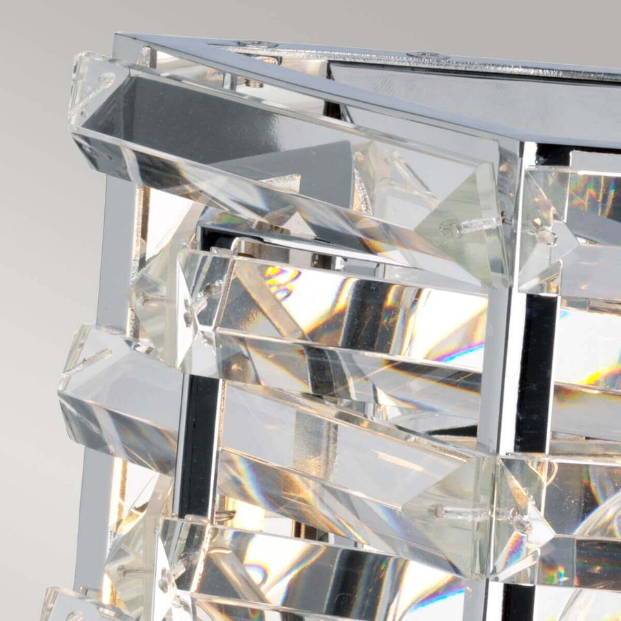 Détail de l'angle du boîtier : cristaux biseautés, vis et monture nickelée brillante