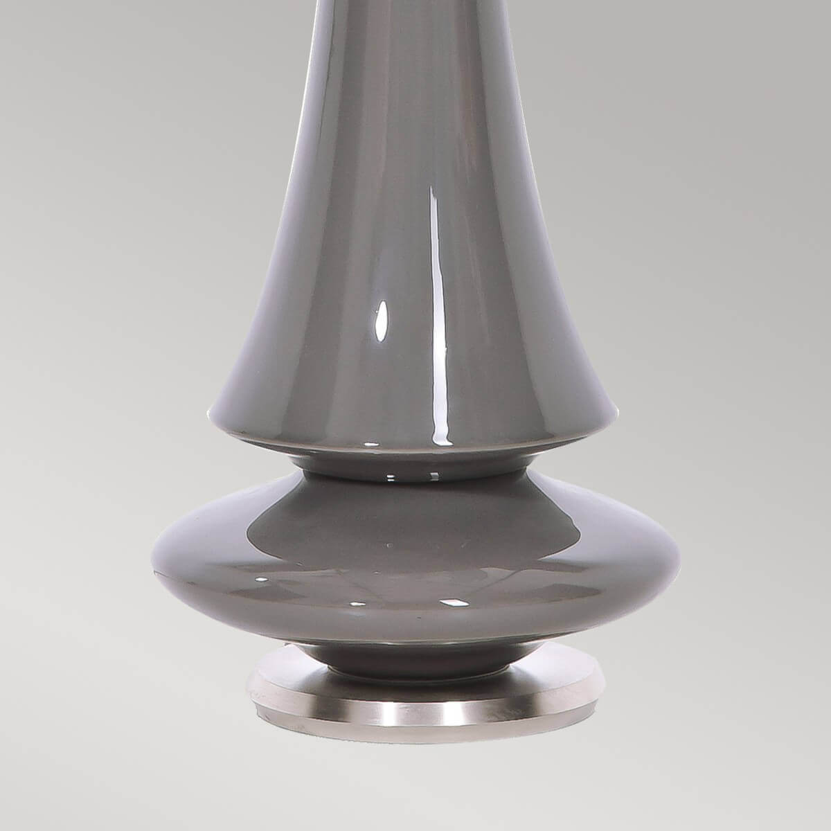 Détail de la base en porcelaine grise brillante et socle métallique argenté
