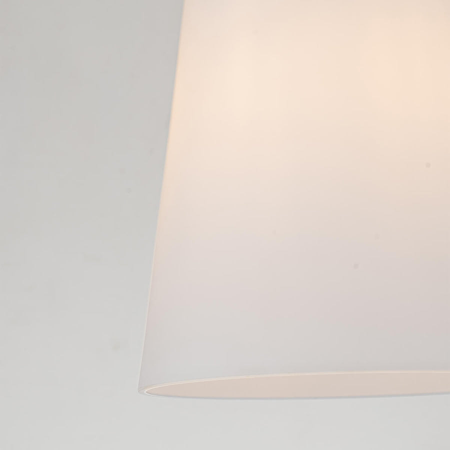 Détail du bord de l'abat-jour en verre opale, lumière douce et finition lisse.
