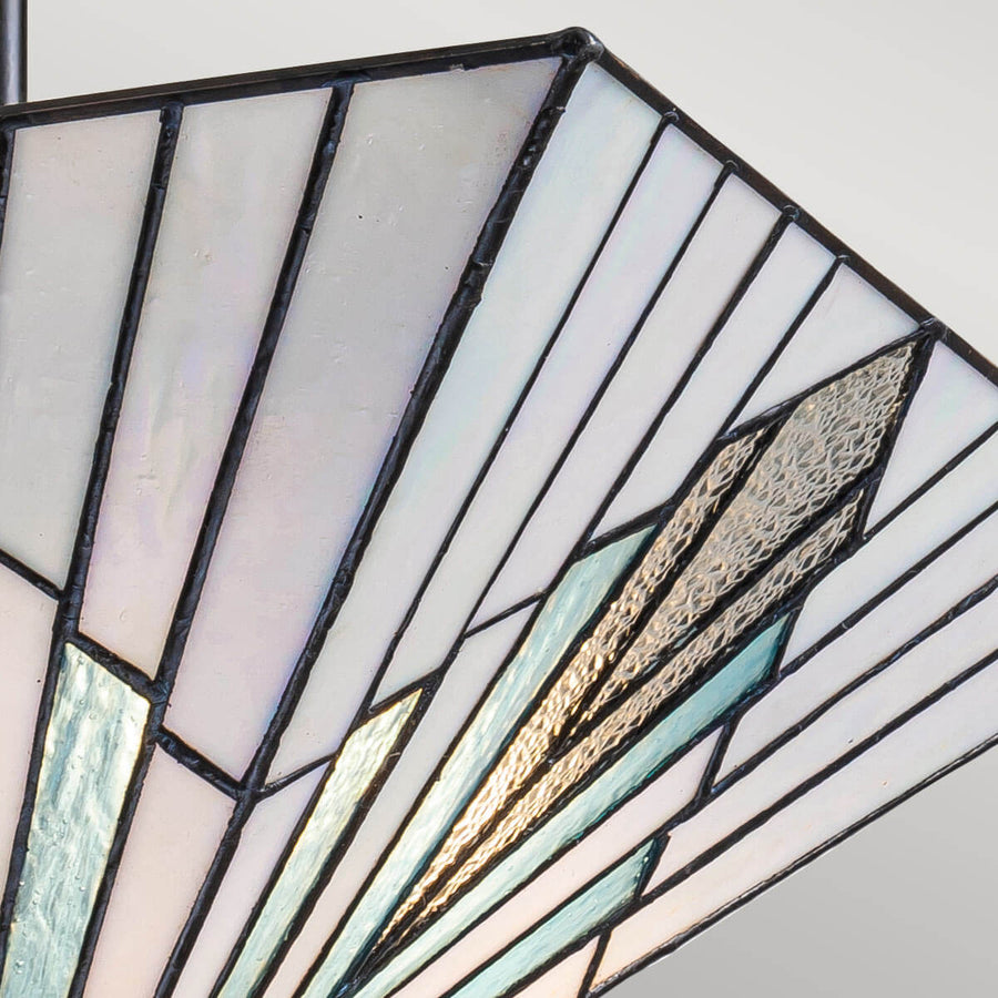 Détail d'un angle de l'abat-jour en verre serti de plomb, motifs géométriques.