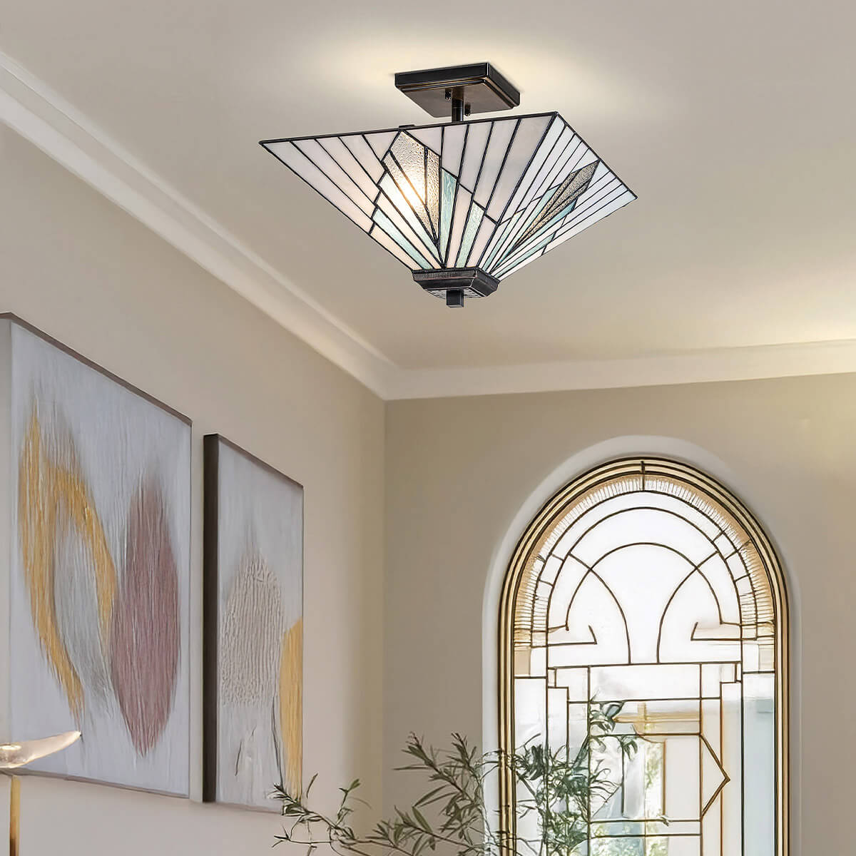 Mise en ambiance de la suspension allumée au plafond dans un intérieur clair.