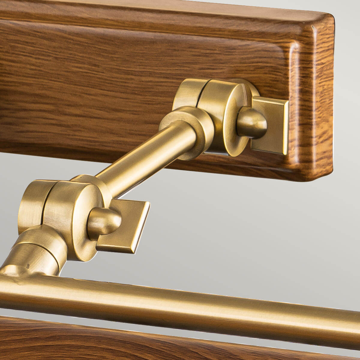 Détail du bras articulé et de la platine de fixation en bois
