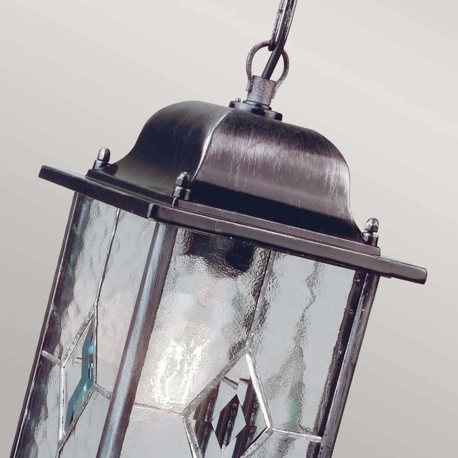 Vue rapprochée du verre martelé et du losange décoratif central du luminaire
