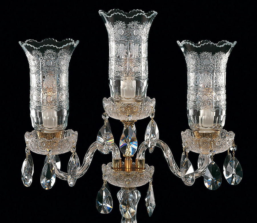 Vue rapprochée des trois tulipes en verre ciselé et des pendants en cristal