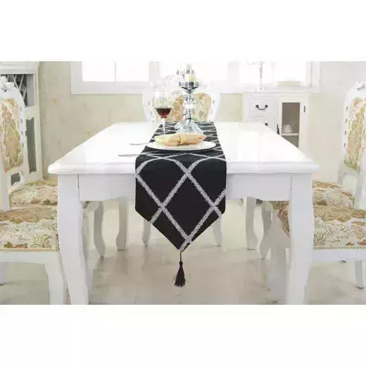 Chemins de table pour la fête de mariage | Designix - Amazon Black 28x180cm Modern - https://designix.fr/