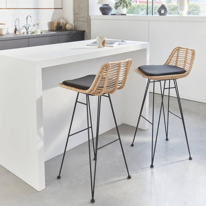 Alice'S Home - Deux Tabourets De Bar En Rotin Naturel Et Métal. Coussins Noirs - Cahya | Designix - Amazon    - https://designix.fr/