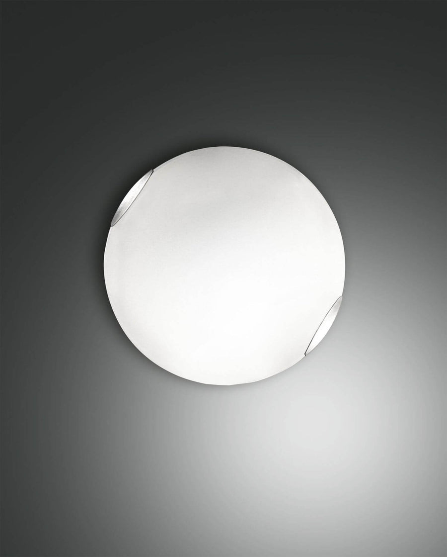 Plafonnier rond blanc en verre opale, lumière uniforme, vue de face