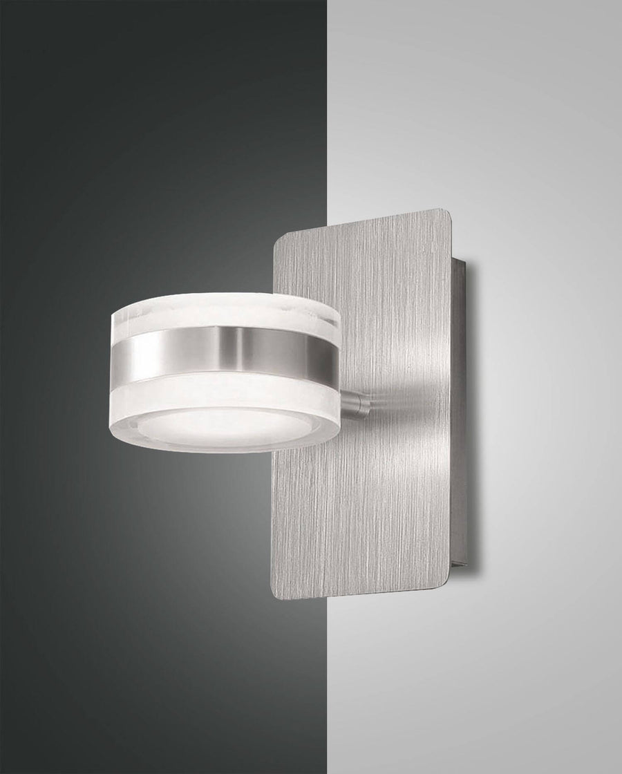 Applique murale en aluminium brossé, diffuseur cylindrique blanc et bandeau métallique central