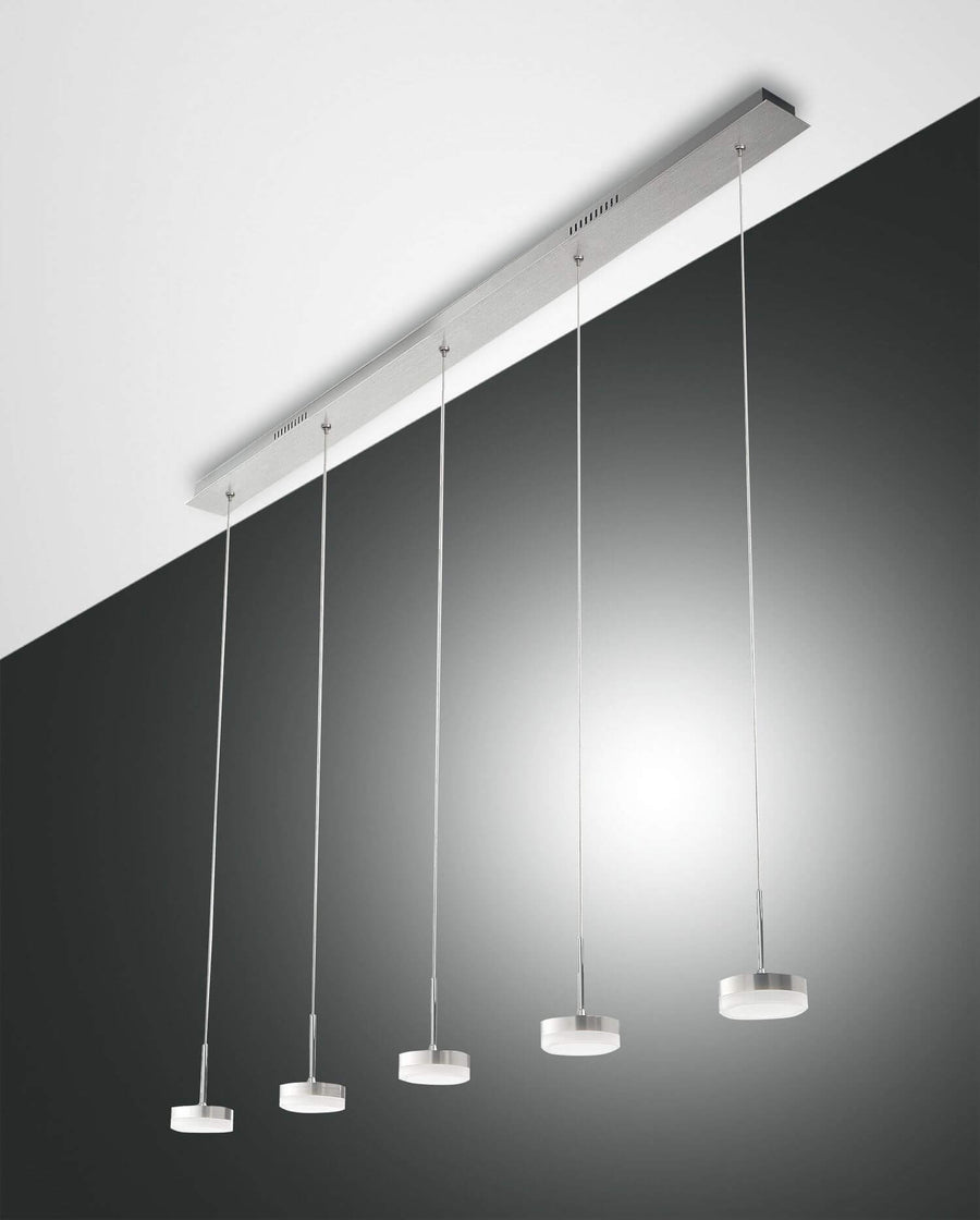 Vue produit sur fond gris, suspension aluminium à cinq petits spots ronds suspendus.