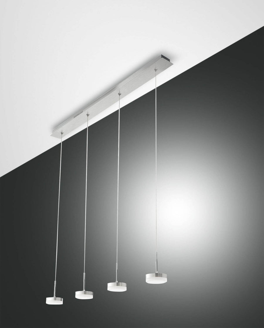 Vue de face de la suspension aluminium avec quatre diffuseurs ronds sur câbles
