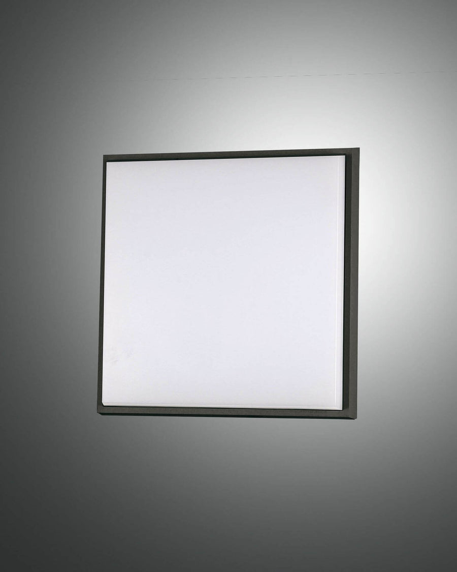 Plafonnier extérieur carré noir de face, diffuseur blanc, fond gris neutre