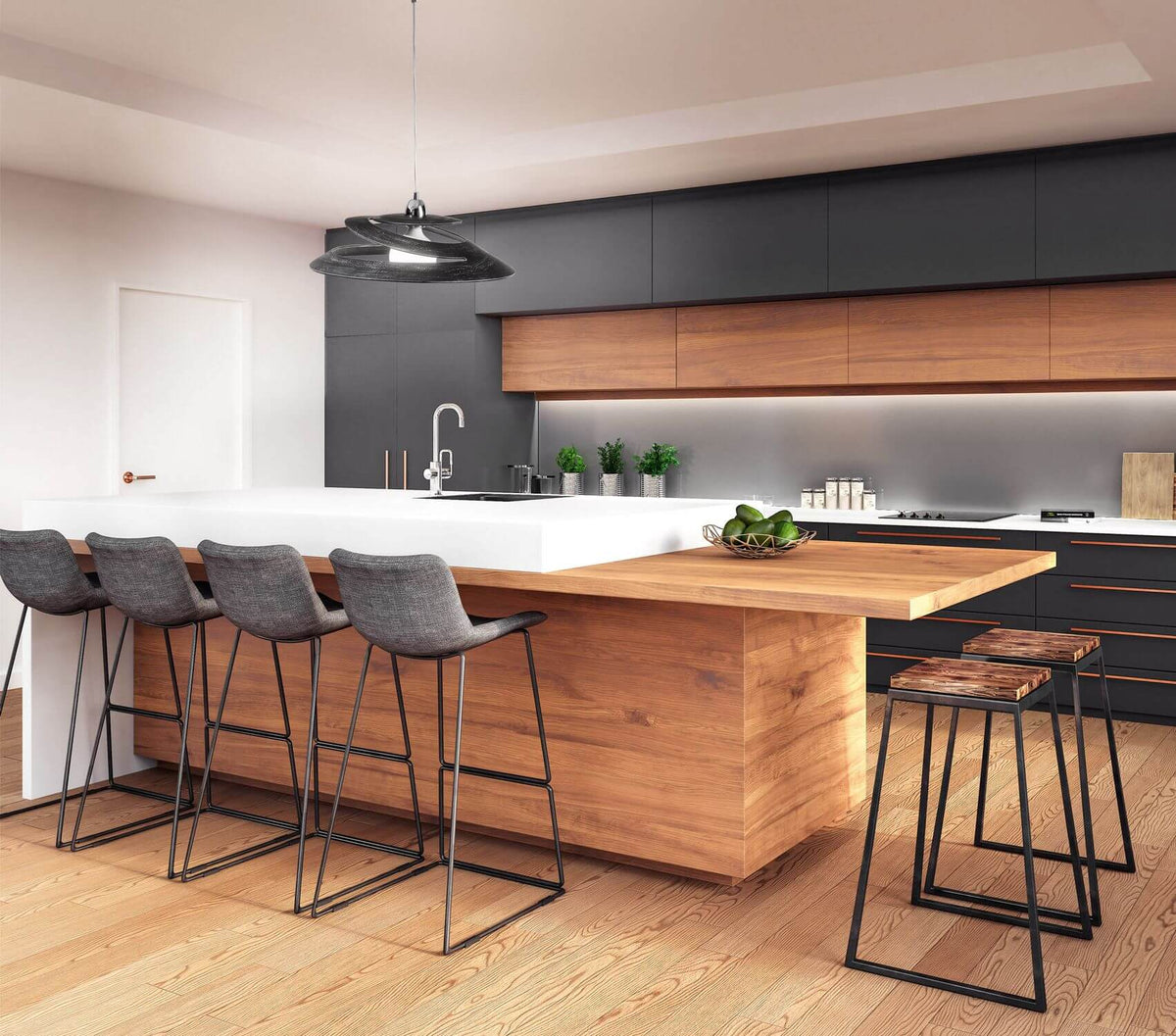 Suspension noire installée au-dessus d'un îlot de cuisine moderne, avec tabourets et placards.
