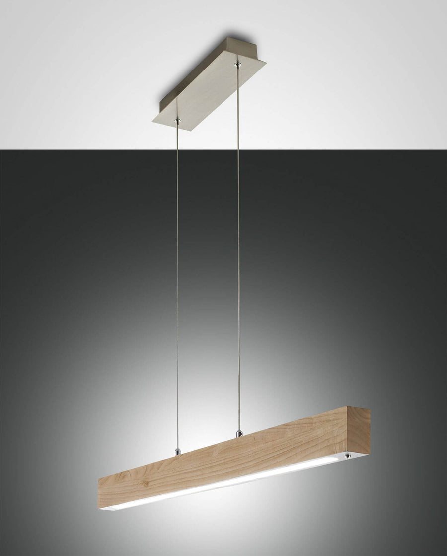 Suspension linéaire en bois clair avec diffuseur LED allumé, vue de face sur fond gris