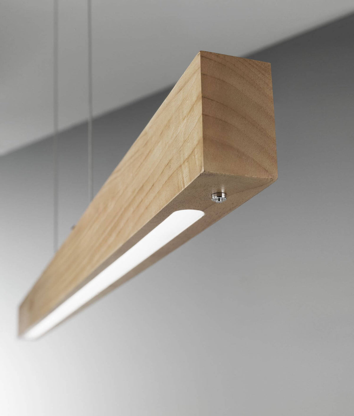Détail rapproché du profil en bois massif et de la bande LED sous le luminaire