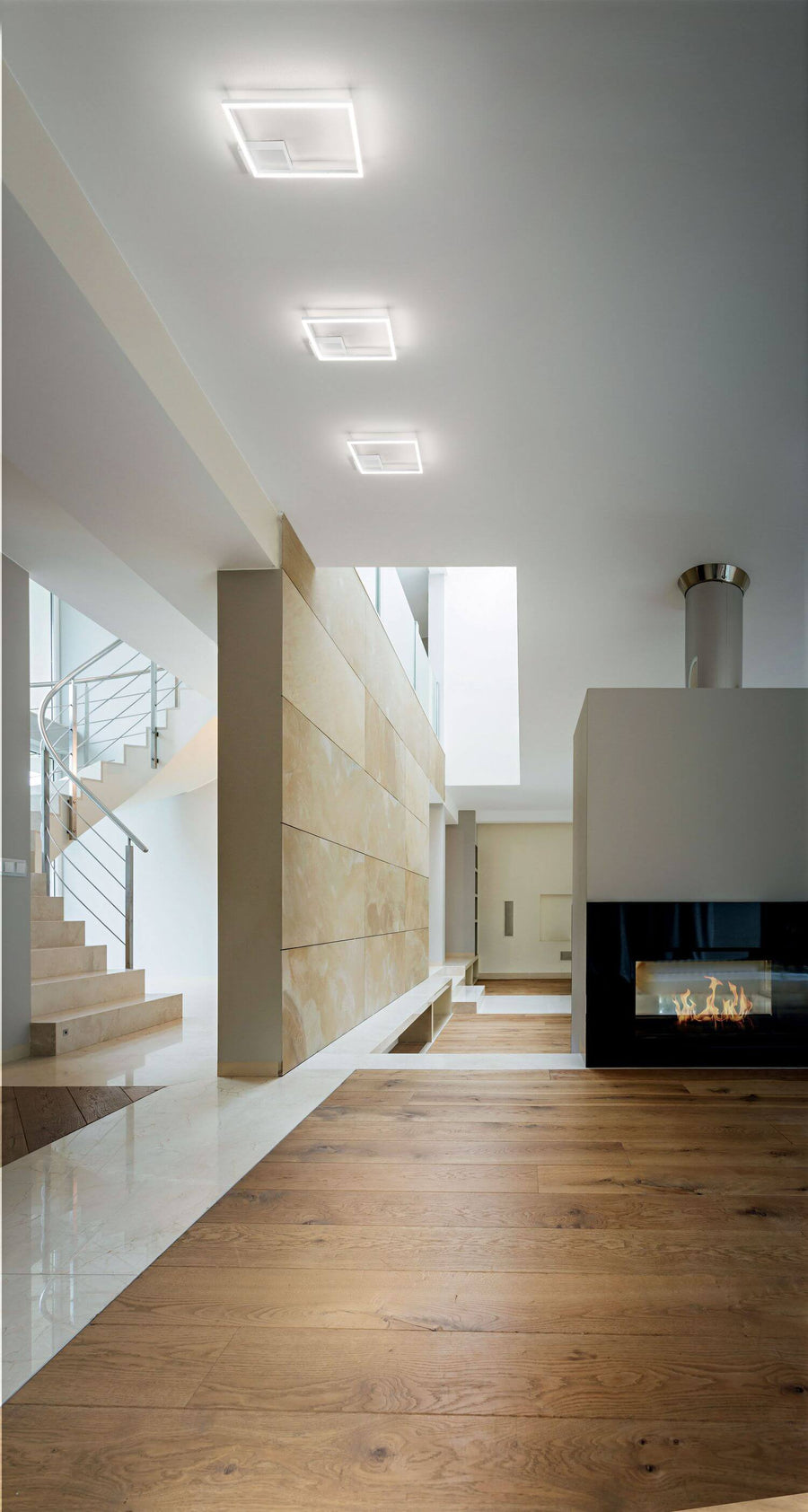 Plan large du hall avec plusieurs plafonniers carrés blancs alignés au plafond