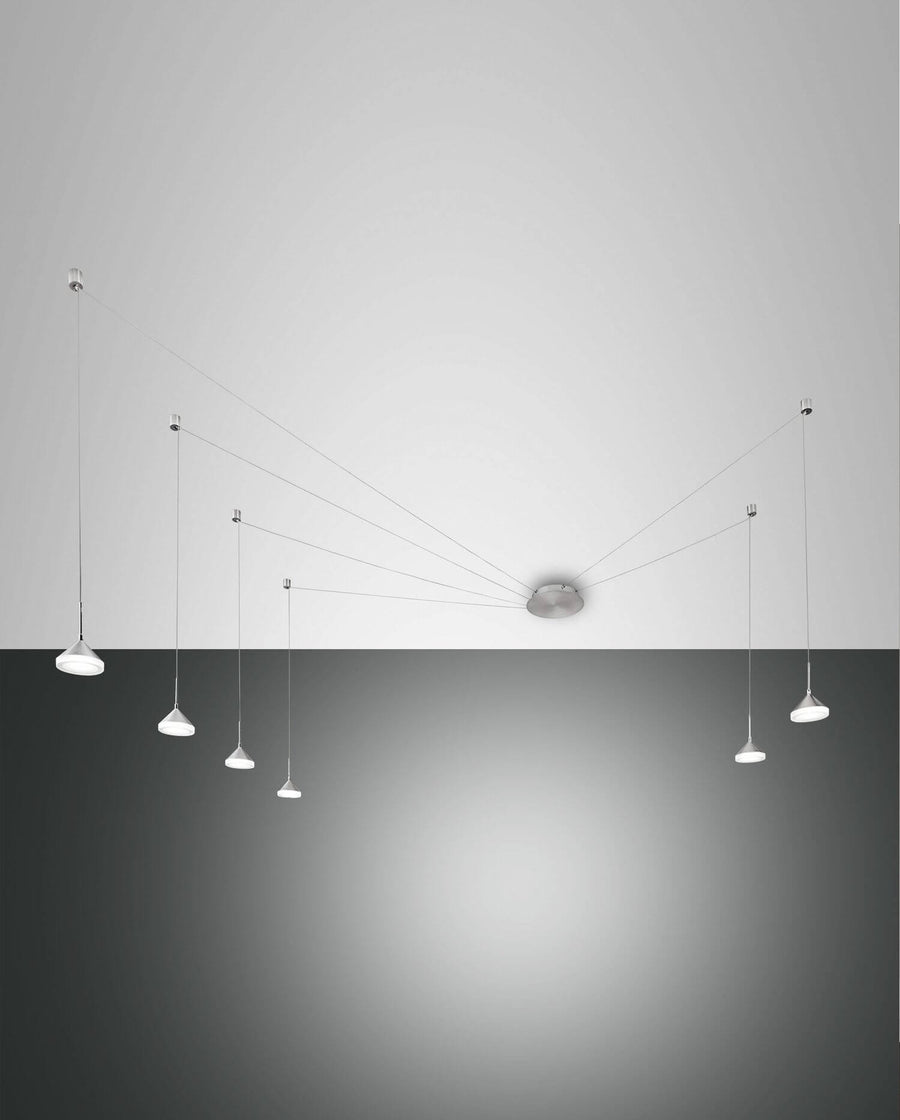 Suspension multiple à câbles rayonnants, sept diffuseurs coniques blancs suspendus sous plafond clair