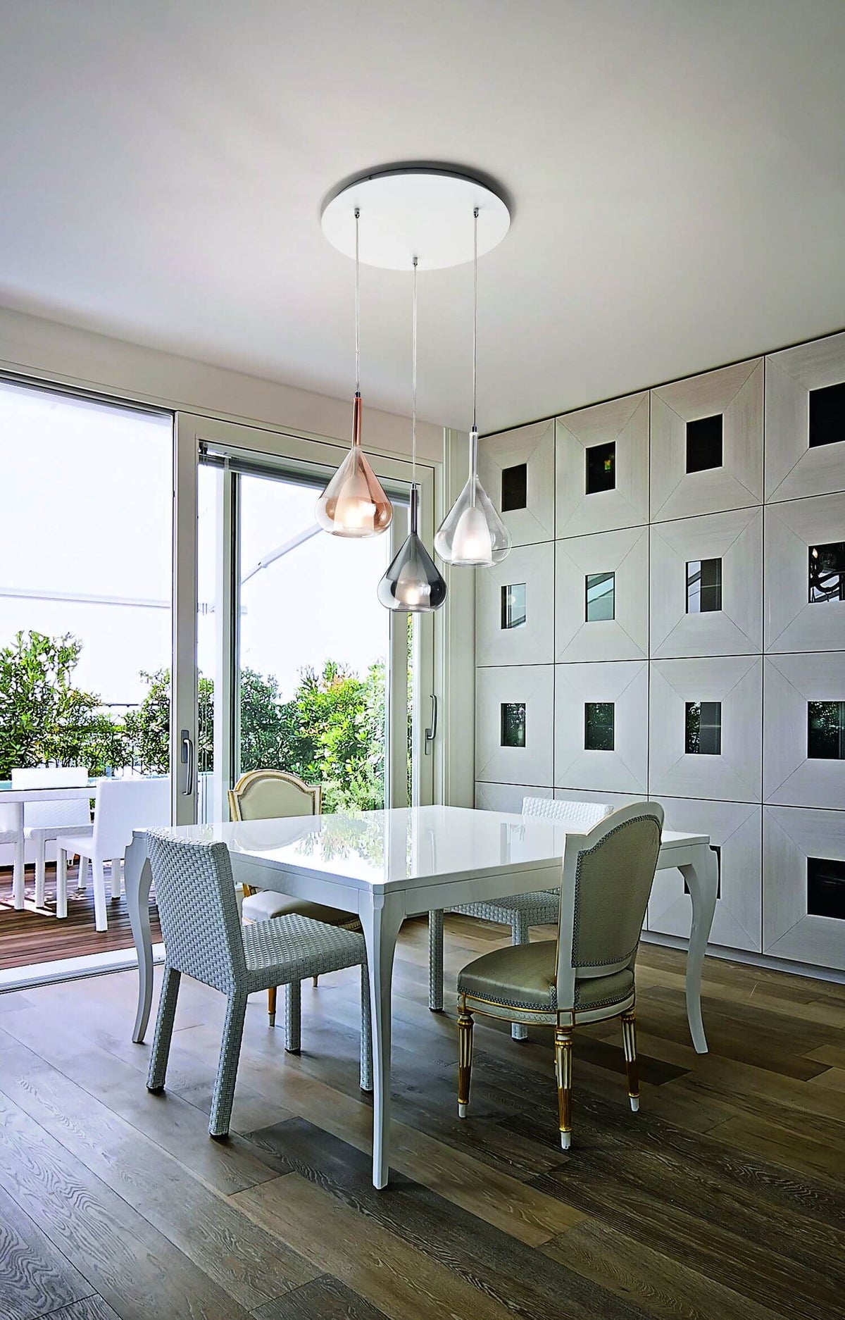 Suspension installée au-dessus d'une table de salle à manger, intérieur contemporain et lumineux.