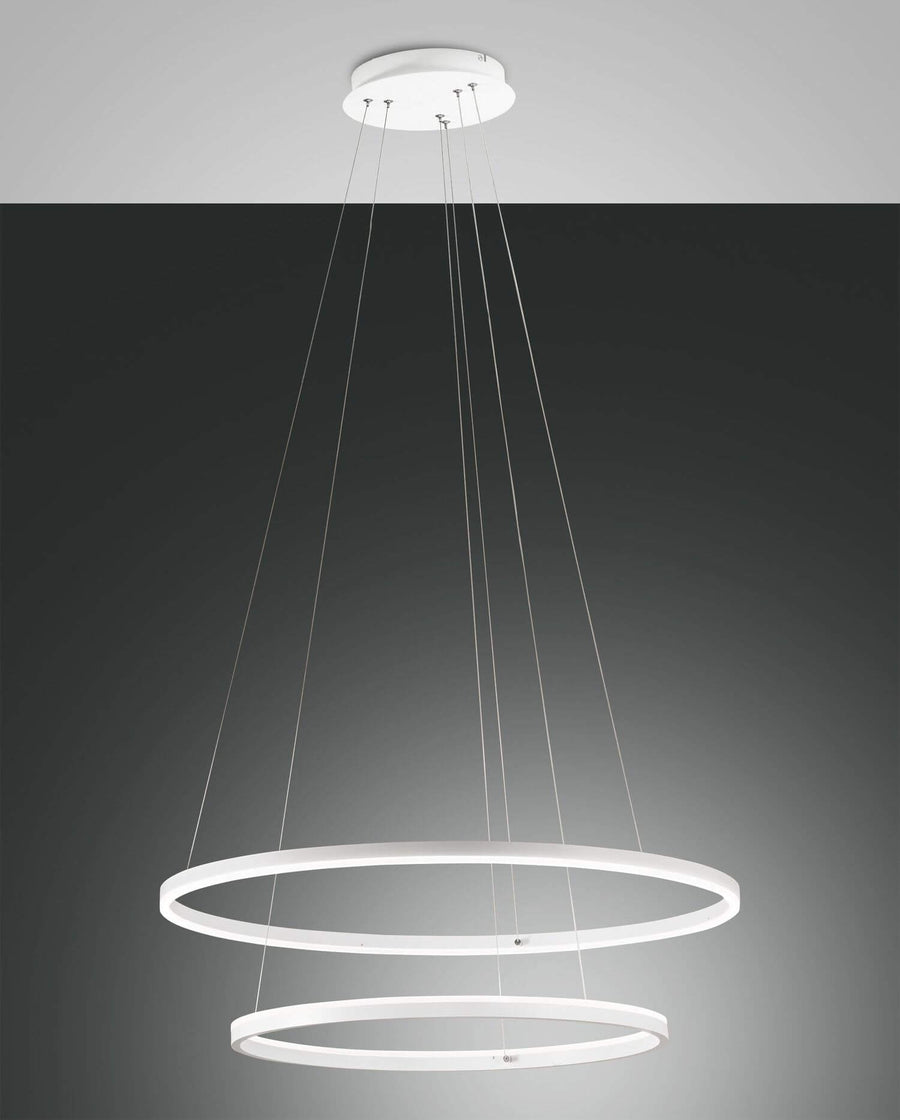 Vue de face du luminaire suspendu blanc à deux anneaux concentriques sur fond sombre