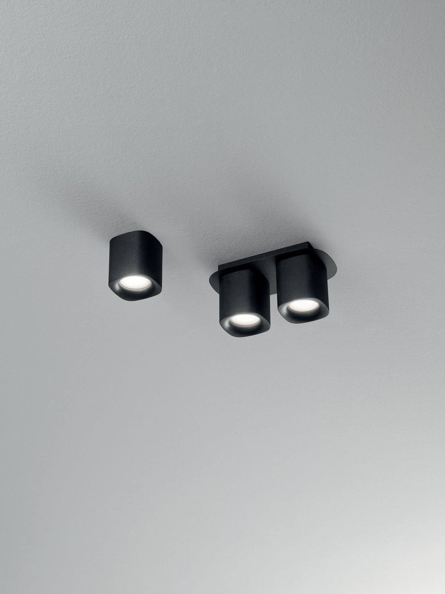 Deux configurations au plafond : un spot seul et un double sur platine rectangulaire