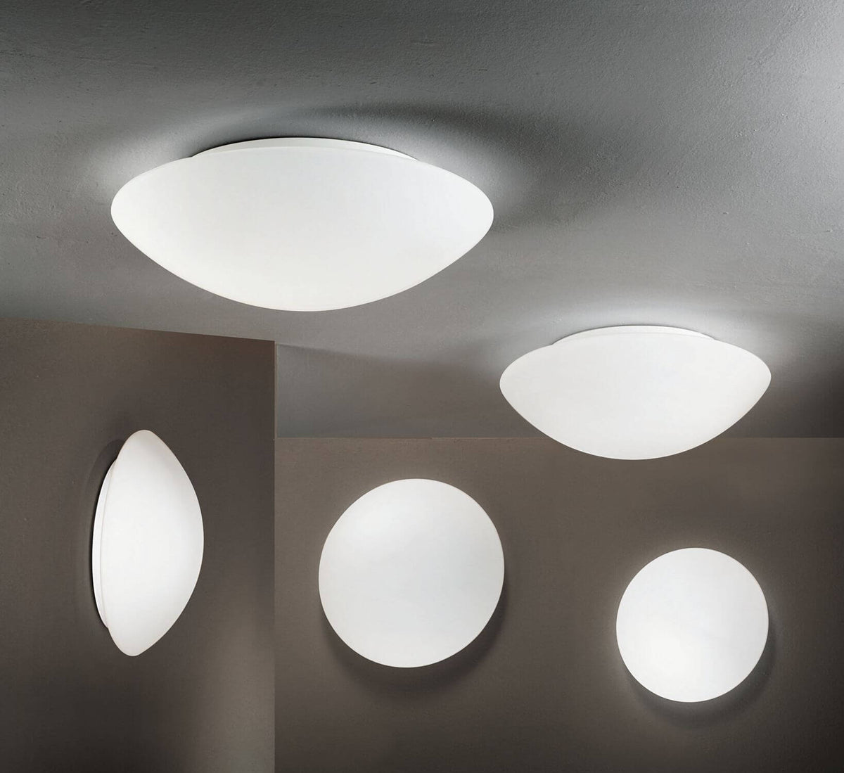 Plusieurs luminaires blancs identiques montés au plafond et au mur, vus sous différents angles.